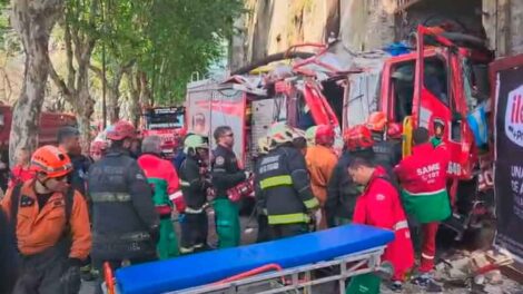 Un camión de bomberos chocó con un colectivo y un auto
