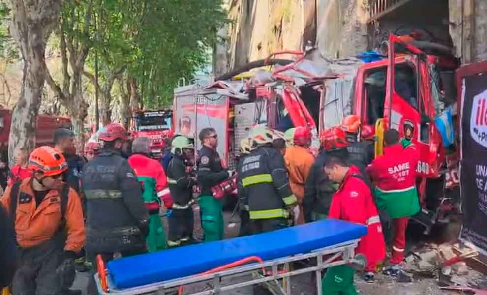 Un camión de bomberos chocó con un colectivo y un auto