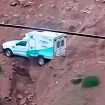 Una ambulancia quedó al borde de un precipicio tras ceder un camino rural