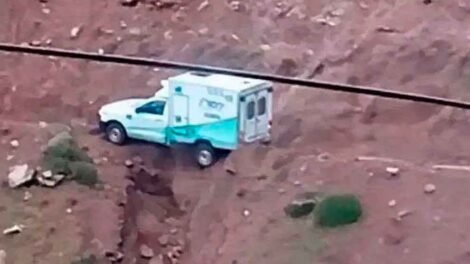Una ambulancia quedó al borde de un precipicio tras ceder un camino rural