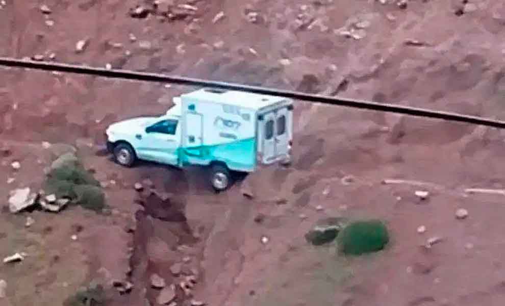 Una ambulancia quedó al borde de un precipicio tras ceder un camino rural