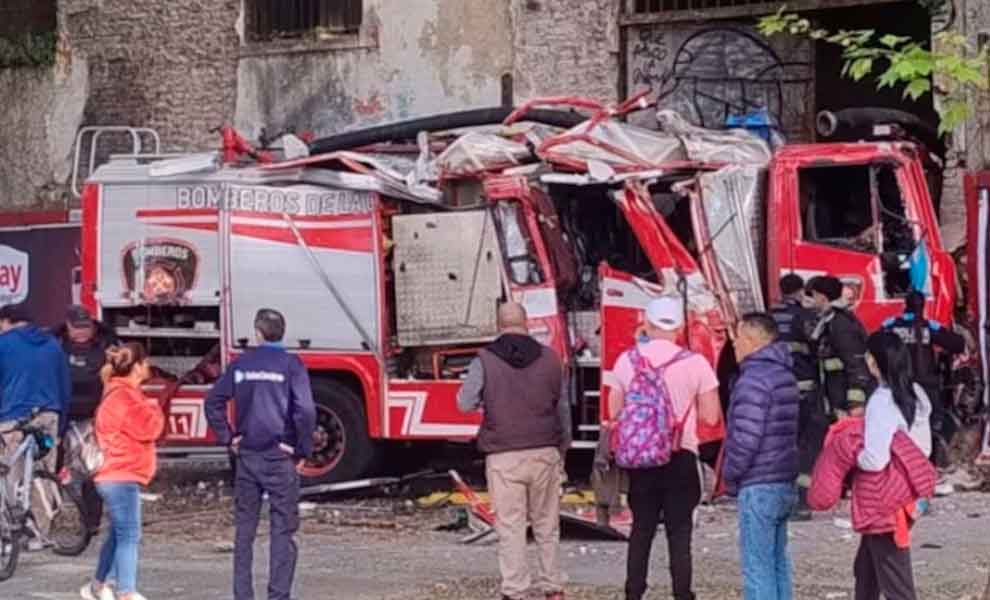 Un camión de bomberos chocó contra un colectivo y un auto
