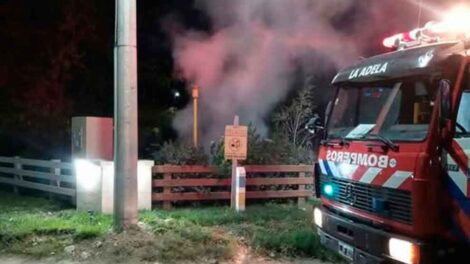 Agresión a bomberos voluntarios que acudieron a sofocar un incendio domiciliario en La Adela