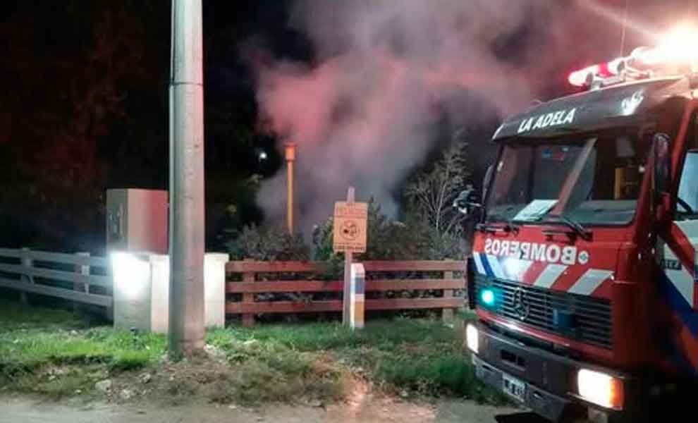 Agresión a bomberos voluntarios que acudieron a sofocar un incendio domiciliario en La Adela